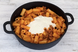 Preparazione Pasta al forno con ragù di salsiccia e burrata - Fase 3