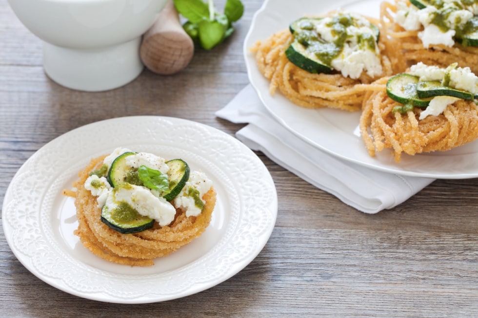 Spaghetti fritti con zucchine, mozzarella e pesto ricetta