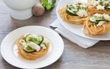 Spaghetti fritti con zucchine, mozzarella e pesto
