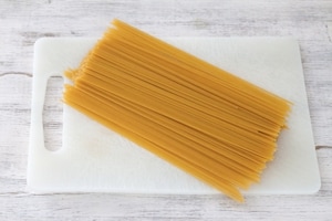 Preparazione Spaghetti fritti con zucchine, mozzarella e pesto - Fase 1