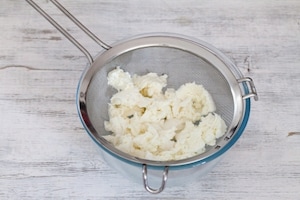 Preparazione Spaghetti fritti con zucchine, mozzarella e pesto - Fase 3