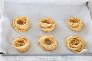 Preparazione Spaghetti fritti con zucchine, mozzarella e pesto - Fase 3