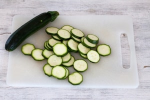 Preparazione Spaghetti fritti con zucchine, mozzarella e pesto - Fase 2