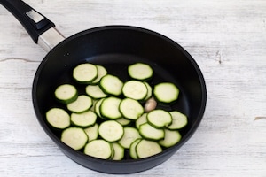 Preparazione Spaghetti fritti con zucchine, mozzarella e pesto - Fase 2