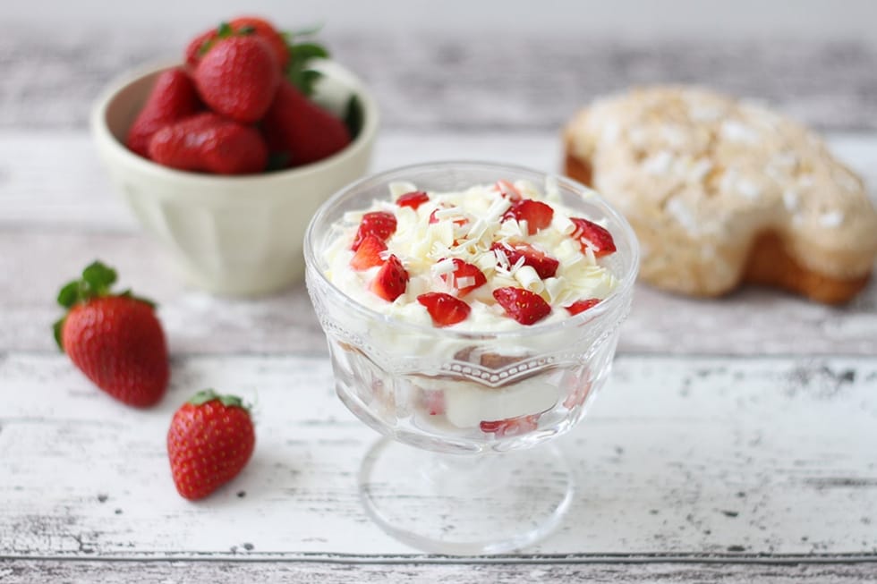 Tiramisù con colomba al cioccolato bianco e fragole ricetta