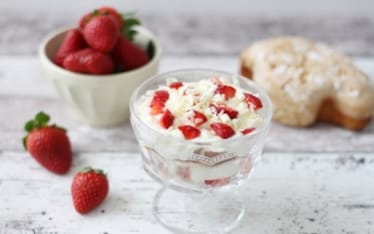 Tiramisù con colomba al cioccolato bianco e fragole