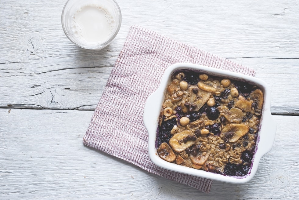 Torta ai cereali con mirtilli, banane e cioccolato ricetta