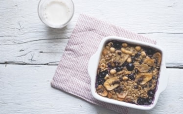 Torta ai cereali con mirtilli, banane e cioccolato