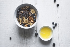 Preparazione Torta ai cereali con mirtilli, banane e cioccolato - Fase 1