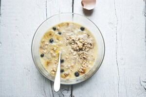 Preparazione Torta ai cereali con mirtilli, banane e cioccolato - Fase 2