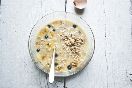 Preparazione Torta ai cereali con mirtilli, banane e cioccolato - Fase 2 Preparazione Torta ai cereali con mirtilli, banane e cioccolato - Fase 2