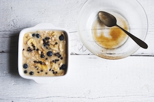Preparazione Torta ai cereali con mirtilli, banane e cioccolato - Fase 3