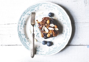 Preparazione Torta ai cereali con mirtilli, banane e cioccolato - Fase 3