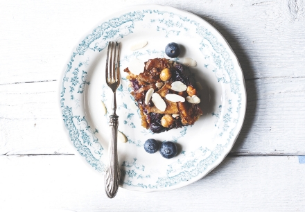 Preparazione Torta ai cereali con mirtilli, banane e cioccolato - Fase 3 Preparazione Torta ai cereali con mirtilli, banane e cioccolato - Fase 3