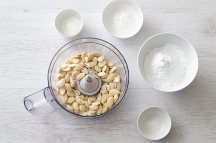 Preparazione Torta caprese al cioccolato bianco e limone - Fase 2 Preparazione Torta caprese al cioccolato bianco e limone - Fase 2