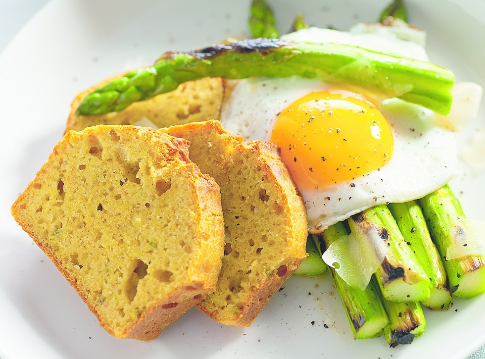 Uova con pane di mais e asparagi grigliati ricetta