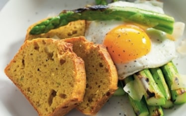 Uova con pane di mais e asparagi grigliati