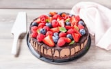 Cheesecake al cioccolato con frutti rossi