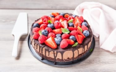 Cheesecake al cioccolato con frutti rossi