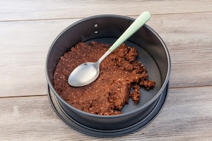 Preparazione Cheesecake al cioccolato con frutti rossi - Fase 1