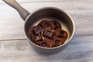 Preparazione Cheesecake al cioccolato con frutti rossi - Fase 2