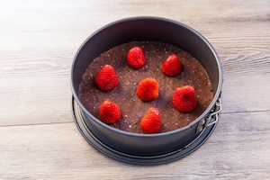 Preparazione Cheesecake al cioccolato con frutti rossi - Fase 3