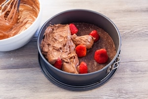 Preparazione Cheesecake al cioccolato con frutti rossi - Fase 4