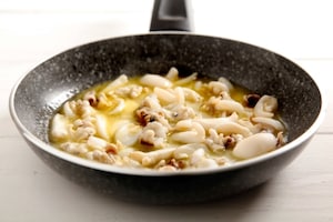 Preparazione Fusilli al pesto di ortiche e seppioline - Fase 2