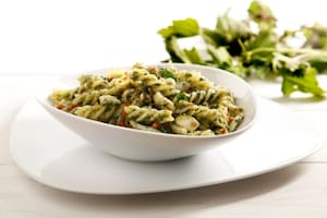 Preparazione Fusilli al pesto di ortiche e seppioline - Fase 3