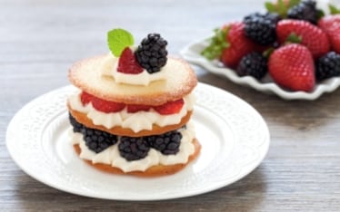 Millefoglie di lingue di gatto e crema diplomatica