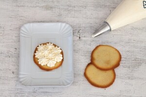 Preparazione Millefoglie di lingue di gatto e crema diplomatica - Fase 3