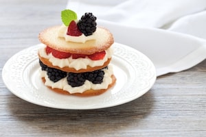 Preparazione Millefoglie di lingue di gatto e crema diplomatica - Fase 5