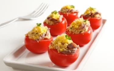 Pomodori ripieni di uova e acciughe 