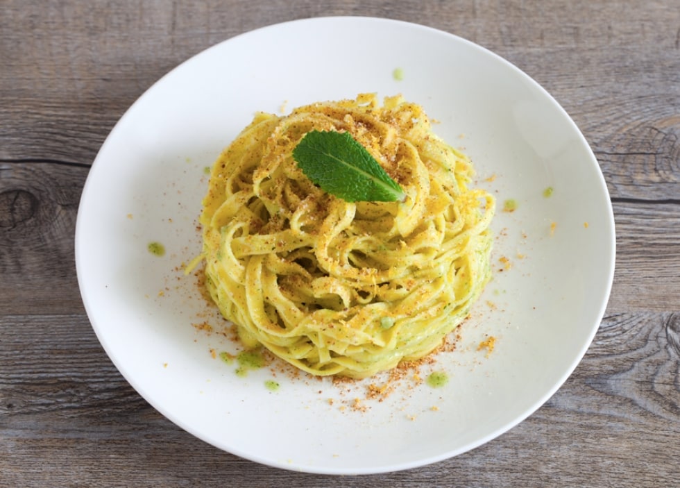 Tagliatelle al limone, menta e peperoncino ricetta