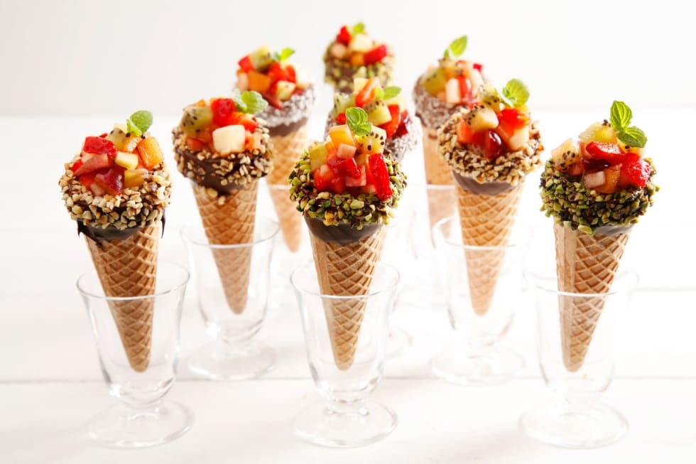 Coni di cioccolato e frutta fresca ricetta