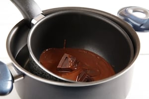 Preparazione Coni di cioccolato e frutta fresca - Fase 1