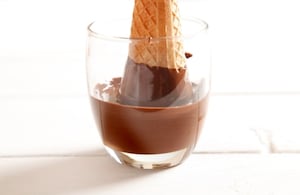 Preparazione Coni di cioccolato e frutta fresca - Fase 1