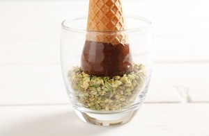 Preparazione Coni di cioccolato e frutta fresca - Fase 2