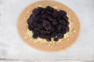 Preparazione Crostata integrale alle more e prugne - Fase 5