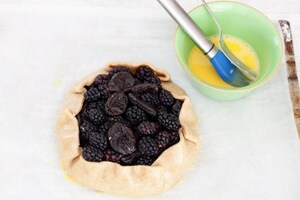 Preparazione Crostata integrale alle more e prugne - Fase 5