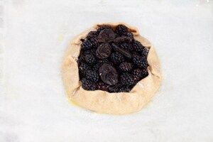 Preparazione Crostata integrale alle more e prugne - Fase 6