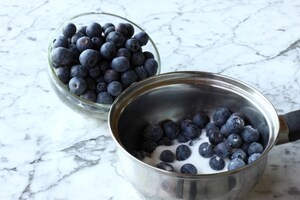 Preparazione Frozen yogurt con mirtilli e pesche - Fase 1