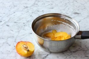 Preparazione Frozen yogurt con mirtilli e pesche - Fase 3