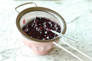 Preparazione Frozen yogurt con mirtilli e pesche - Fase 2