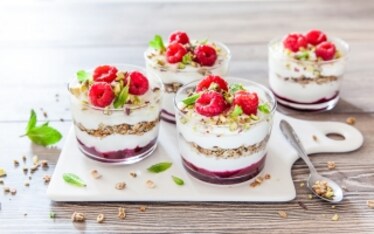 Muesli con yogurt greco, lamponi e pistacchi
