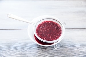 Preparazione Muesli con yogurt greco, lamponi e pistacchi - Fase 2