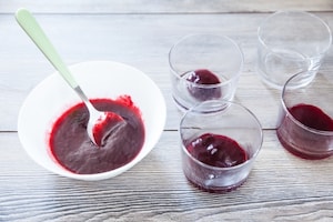 Preparazione Muesli con yogurt greco, lamponi e pistacchi - Fase 2