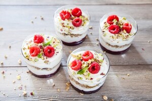 Preparazione Muesli con yogurt greco, lamponi e pistacchi - Fase 4