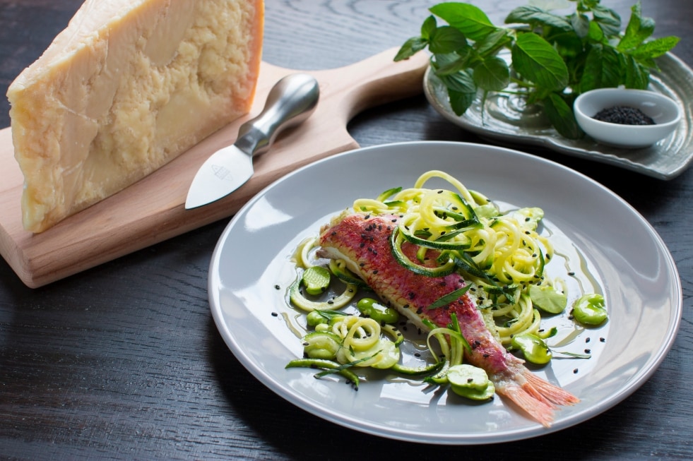 Sandwich di triglia al Grana Padano con zucchine e fave croccanti ricetta