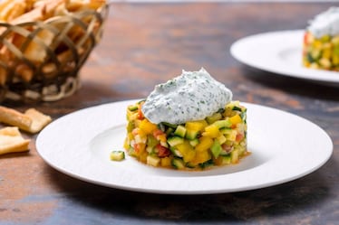 Tartare di verdure con yogurt alle erbe